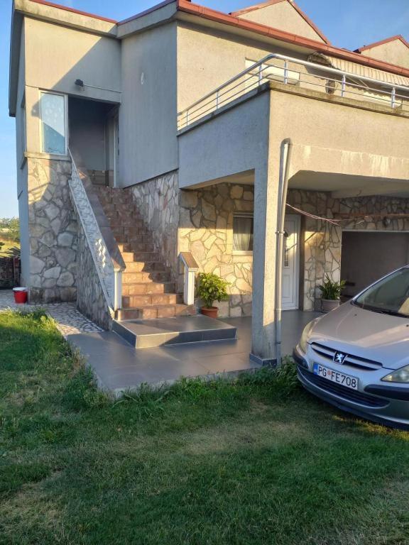 Хостел Traveler'S Rest - Near Podgorica Airport Mitrovici  Екстер'єр фото