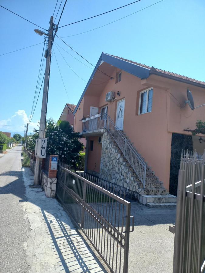 Хостел Traveler'S Rest - Near Podgorica Airport Mitrovici  Екстер'єр фото