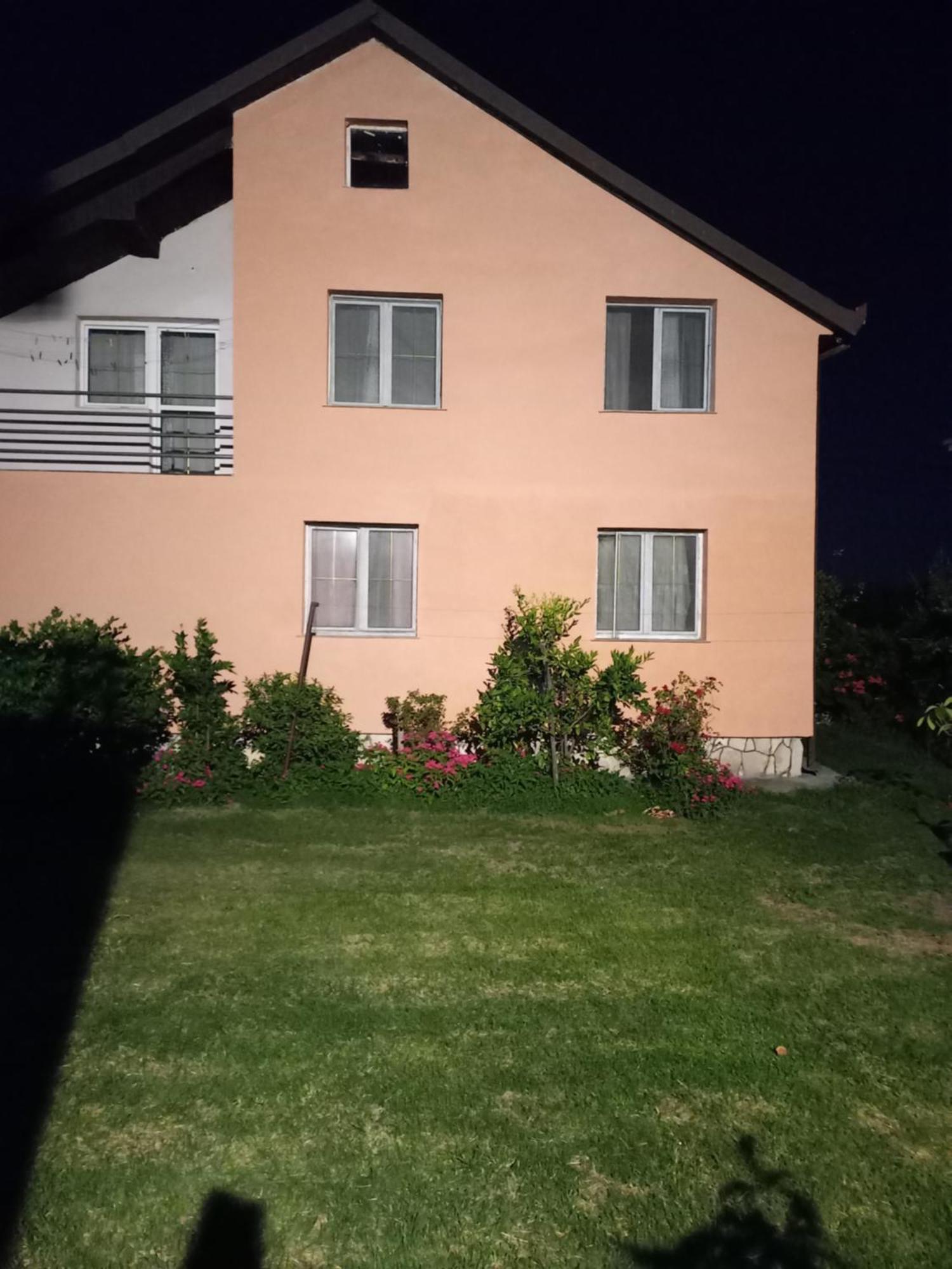Хостел Traveler'S Rest - Near Podgorica Airport Mitrovici  Екстер'єр фото